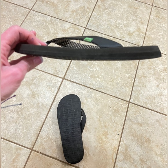 Women’s Size 7 Like New Reef Flip-Flops - Picture 4 of 4